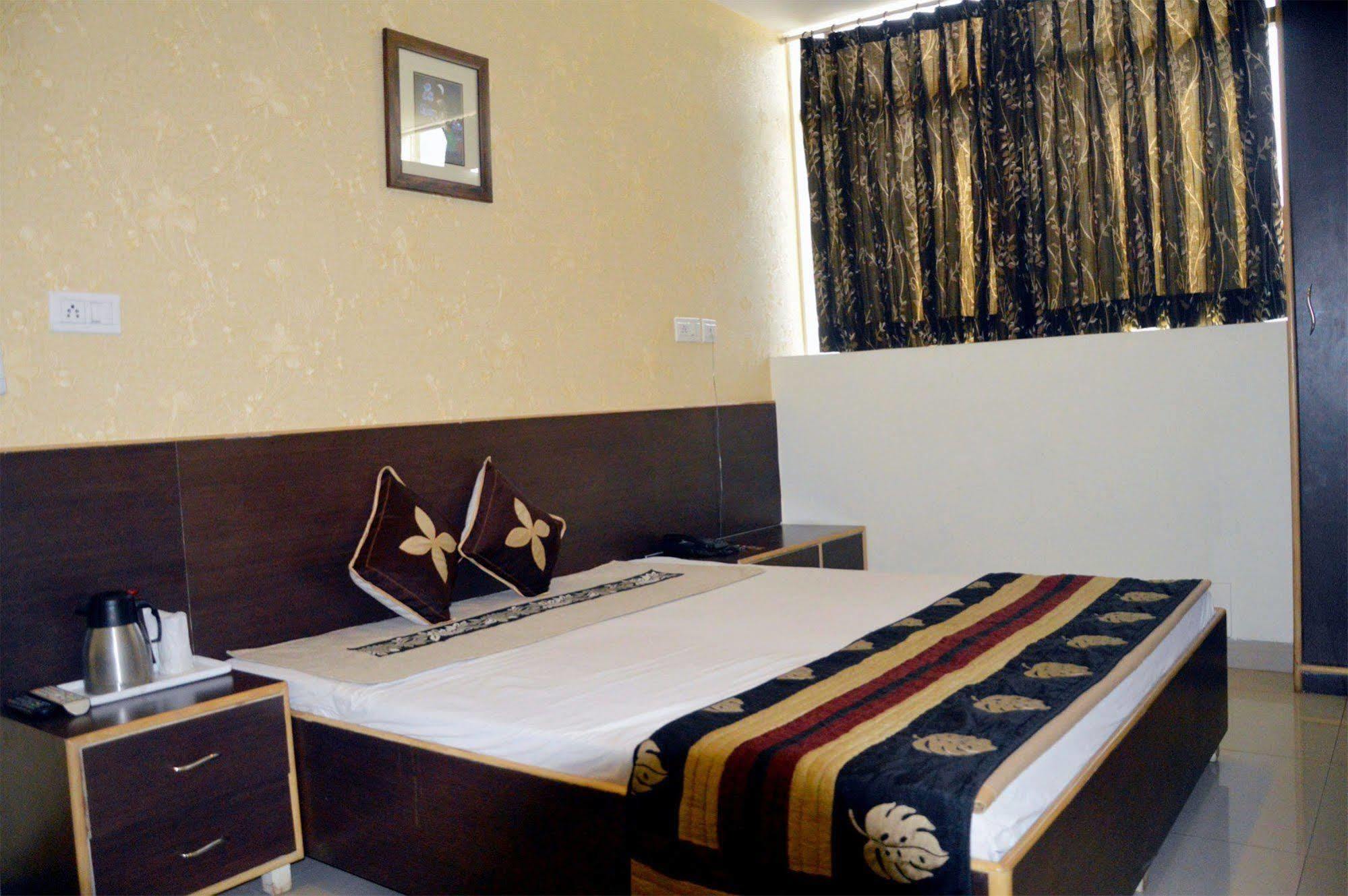 Hotel Ananta Inn ชัยปุระ ภายนอก รูปภาพ